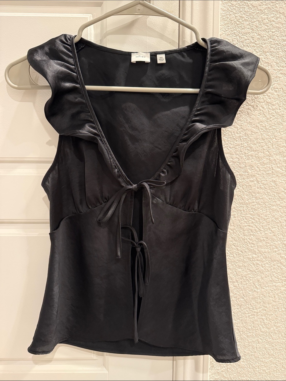 Aritzia Wilfred Tonka Satin Blouse Black Ruffle V-Neck Front Tie Blouse 2XS
